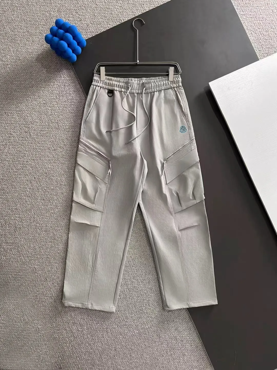Next day shipping P360 Stone Island 2025 new fall elastic band casual pants and straight pants, medium-thick and thin counter-customized fabrics, breathable, comfortable, high wrinkle resistance, impeccable details, brand element design concept, reflecting high quality. It feels delicate and soft! It presents a casual cut and the upper body shape is great! Size: M-3XL